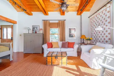 Image de Emmenez-moi à la rivière: Cottage élégant dans le magnifique canyon sur la rivière Embudo