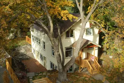 Image de Lit, livre et vélo d'Andriette - Situé dans le fort historique de Russell