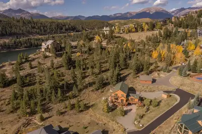 Image de Immense maison familiale 7br / 5 Bath près de Keystone (13 lits + 3 canapés queen dans 11 chambres)