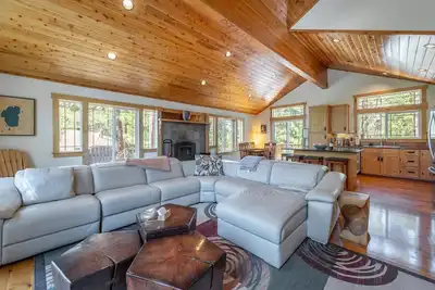 Image de Les meilleurs commentaires skient le paradis près de Northstar et Squaw, un bain à remous extérieur moderne.