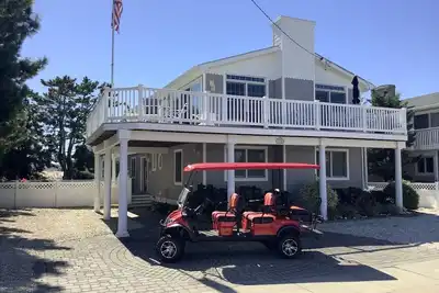 Image de Stone Harbor, Gorgeous 4th from Beach 5 B/R Home. Oversized Pool, Spa & Golfcart.