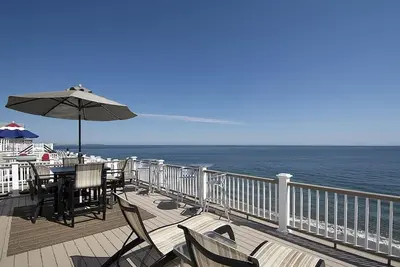 Image de 4 Br / 2 Bath maison de plage. Front de mer. À distance de marche du port de Scituate!