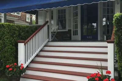 Image de Bayheader classique avec des équipements modernes. Étapes à la plage! Disponibilité d'automne.