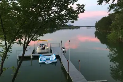 Image de * Lakefront * Débranchez à notre Lakehouse avec rampe de bateau et quai privé - Pas de Wifi