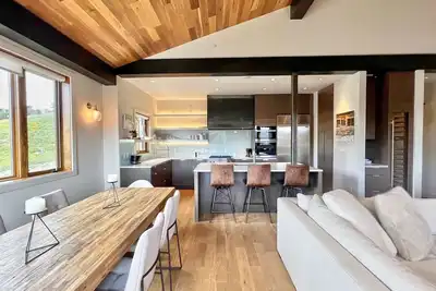 Image de Nouveau! Luxueusement meublé, très bien situé, magnifique condo de 3 chambres!