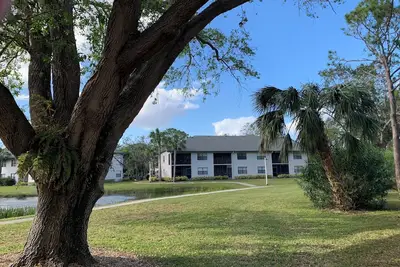 Image de Condo au bord du lac à Shorewalk. Img, plages et restaurants à proximité