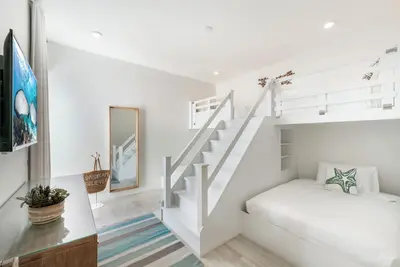 Image de 4br, vue sur l'océan depuis la terrasse sur le toit, pavillon de la piscine incroyable, Seven Mile Beach