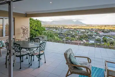 Image de Lynx Vista est situé en hauteur sur les pentes du lac avec une vue imprenable.