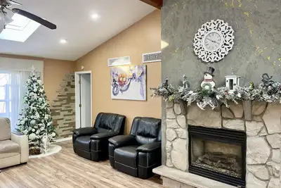 Image de Belle maison 4brd paisible avec bain à remous, piscine privée.