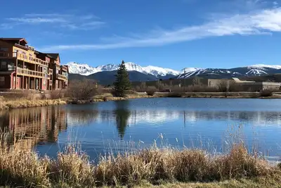Image de Maison spacieuse au bord de l'eau avec vue et emplacement