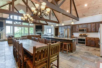 Image de 8 chambres / 8 salles de bains - 16 lits king! - Dors 36! - Par la Ddc - 650 $ de vente!