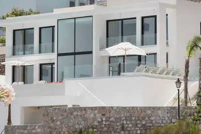 Image de Villa design de luxe avec 6 chambres et 6 salles de bain attenantes