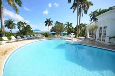 Image de Piscine PRIVÉE! Chef! Basketball! Court De Tennis! Conviviale Et Familiale!