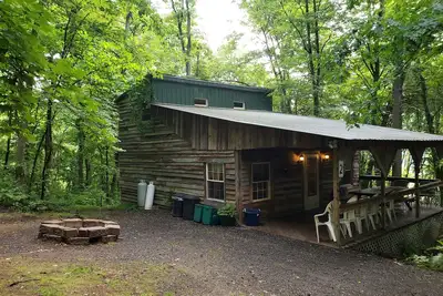 Image de Cabine confortable dans les bois avec une immense terrasse