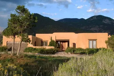 Image de Casa Coyote - Taos Custom Adobe Home - Vues / Natation / Ski / Spa / Tennis / Wifi - Los Alt