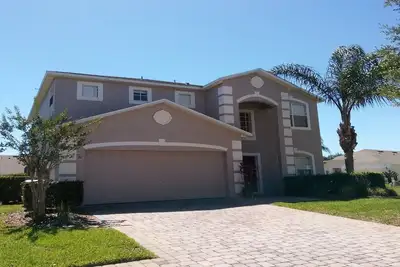Image de Maison de piscine spacieuse et moderne avec salle de jeux sur West Haven, près de Disney!