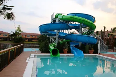 Image de 3 miles to Disney, nouvelle piscine / toboggans, WiFi gratuit / Parking, sans frais d'établissement