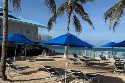 Image de Beachfront w / Screened In Lanai on Seven Mile Beach at Cayman Reef Resort # 33