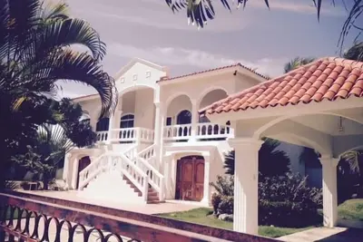 Image de Villa à couper le souffle avec piscine privée, à distance de marche de la plage et du centre-ville