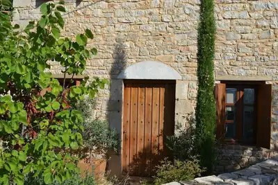 Image de Maison traditionnelle en pierre dans village de montagne, intimité, belles vues, esthétique