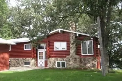 Image de Rénové Log Cabin Accueil de la chaîne des lacs