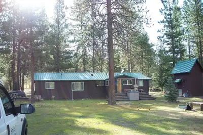 Image de Cedar Cabin niché dans les pins