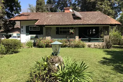 Image de Maison classique avec beau jardin devant la lumière de Noël