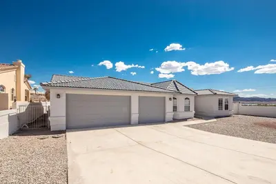 Image de 4 Chambres / 2 Bain / Piscine / Jacuzzi / 1bloc Du Lac