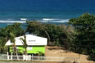 Image de Front de mer! Belle plage de sable à seulement 50 pas! Notre cour est la plage!