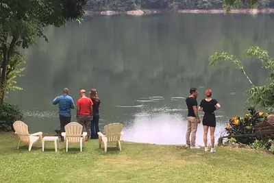 Image de Une maison de lac de retraite dans les montagnes pour échapper à tout!