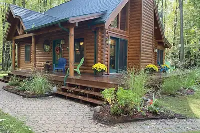 Image de Détendez-vous et débranchez-vous dans cette paisible maison en rondins.