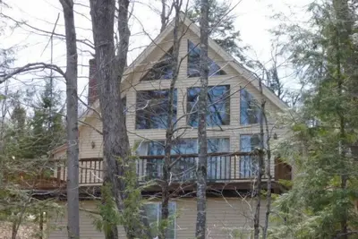 Image de Belle maison de cape contemporain au bord du lac White Mountains communauté