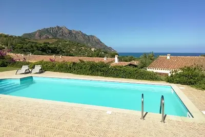 Image de Cottage dans quatre piscine privée en bord de mer