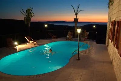 Image de Villa Cactus avec piscine et vue sur la mer