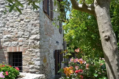 Image de Location maison ancienne en pierre avec jardin dans le centre et donne sur l'Ombrie-Toscane