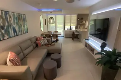 Image de Condo charmant et vraiment face à la plage prêt pour la saison de location