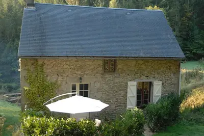 Moulin à eau situé dans une vallée privée avec  piscine exterior.