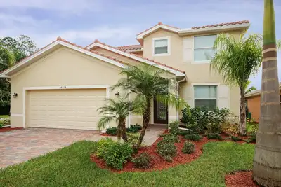 Image de Lakeside Villa avec belle piscine privée