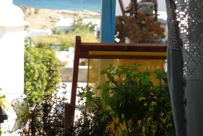 Image de maison de plage traditionnelle cylcadique avec vue sur la mer, Agios Sostis, Tinos