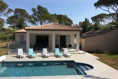 Image de Villa individuelle climatisée avec piscine sécurisée/chauffée et grand jardin