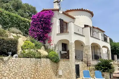 Image de Superbe villa avec piscine privée chauffée + vue imprenable sur la mer et la montagne