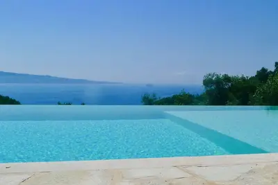 Image de Superbe villa à flanc de colline, piscine privée et vue imprenable sur la mer avec Wifi