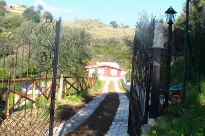 Image de chalets climatisés avec une piscine, d'une connexion Wi-fi, Tv, lave-linge, la famille et les animaux