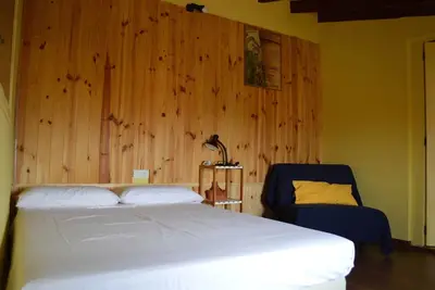 Maison pour 2 personnes avec cheminée et un lit double