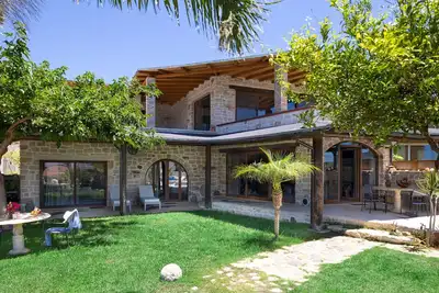 Image de Villa Minoa avec petite plage privée et vue imprenable sur la mer et la montagne