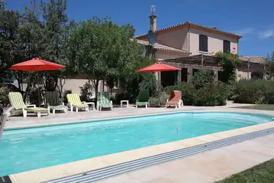 Image de Grande maison familiale et conviviale avec piscine et beau jardin, près de la plage et des commerces.