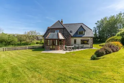 Image de Penhayle est une grande maison individuelle située dans une position magnifique au bord d'un lac.