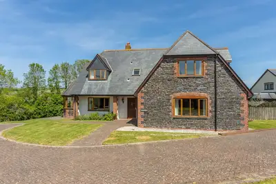 Image de Septembre est une belle maison spacieuse au coeur de Roserrow.