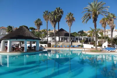 Image de Hébergement de luxe, Jardin, Piscine bordée de palmiers, WiFi haut débit gratuit