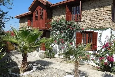 Villa indépendante en pierre avec jardin clos privé et piscine